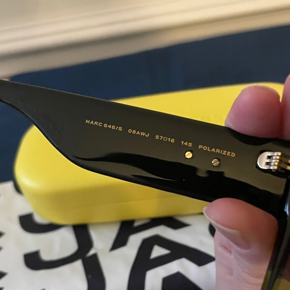 NWOT-Marc Jacob’s Black Sunglasses with Yellow Case - Picture 6 of 10